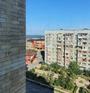 Город и море за окном