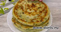 Слоёные лепешки с луком на сковороде