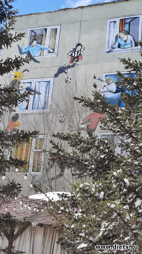 окон нет-не беда, нарисуем и футболистов, вылетающих из окна-тоже))) Нет предела креативу и полёту человеческой мысли))), альбом: Астана Зима/весна/лето 2023