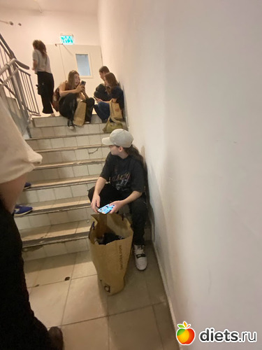 Мы с Катенькой в бомбоубежище в Азриэли, альбом: Ханука 2023. 8 декабря 2023. Завтрак 9.12.23