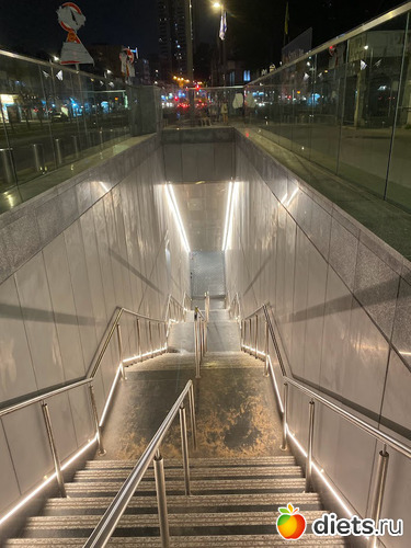 Вход в метро. Станция Бялик. Рамат Ган, альбом: Ханука 2023. 8 декабря 2023. Завтрак 9.12.23