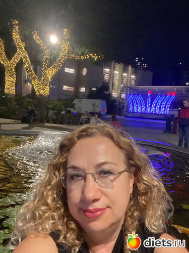 Площадь Ордеа. Улица Бялик. Рамат Ган. На фоне Ханукии, альбом: Ханука 2023. 8 декабря 2023. Завтрак 9.12.23