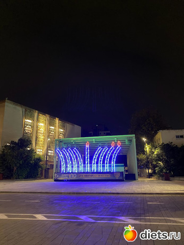 Площадь Ордеа. Улица Бялик. Рамат Ган. На фоне Ханукии, альбом: Ханука 2023. 8 декабря 2023. Завтрак 9.12.23