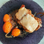 куриная грудка под луково-сырной шубкой с помидорками на гарнир