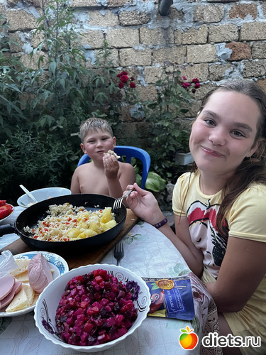 Ужин во дворе, альбом: Крым. Феодосия. 2023 года