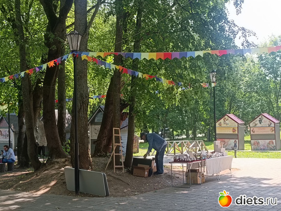 Ярмарку только разворачивают, альбом: Путь в Лавру. День 8. 23г