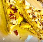 Яичница (омлет) с рваным лавашом на сковороде