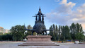 а вот и Томирис на своём могучем быке и с грозными собаками (по легенде)