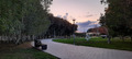очень много лавочек
