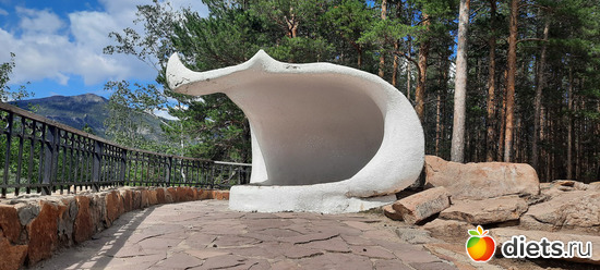 ракушка-символ Борового, я фоткалась на ней 40 лет назад!, альбом: Отдых с внучей в Боровом 2024