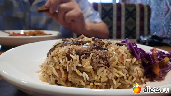 по приезду поехали откушать в кафе. Шляпник заказал плов и лагман, альбом: Отдых с внучей в Боровом 2024