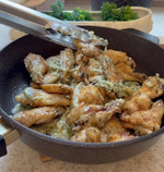 Куриные крылышки с сыром и зеленью