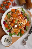 Салат с креветками и сыром халуми