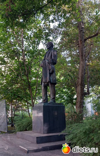 Памятник И Бунину, альбом: МОЯ УЛИЦА