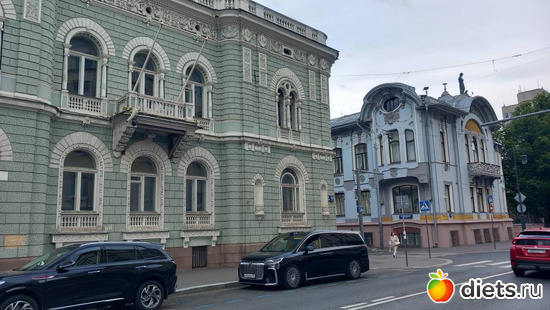 Особняк И Миндовсого ( ныне посольство) , а на переднем плане - городская усадьба Я. М. Шлосберга,, альбом: МОЯ УЛИЦА