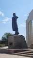 забыла чей памятник, но за ним начинется море